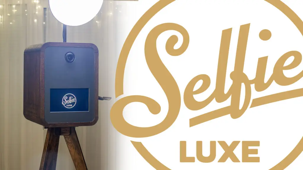 Fa, prémium, vintage stílusú szelfibox a kép baloldalán, a kép jobboldalán pedig a SelfieLuxe logó