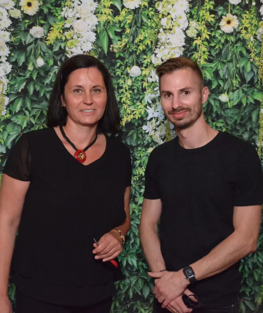 Pap Noémi és Koczka Zoltán a SelfieLuxe csapata egy virágos háttér előtt