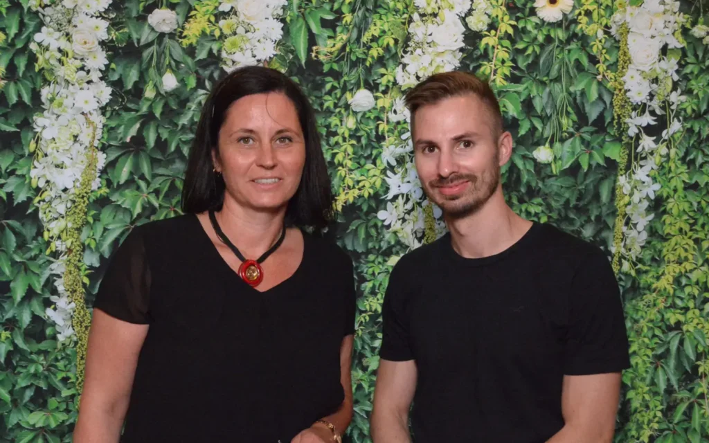 Pap Noémi és Koczka Zoltán a SelfieLuxe csapata egy virágos háttér előtt